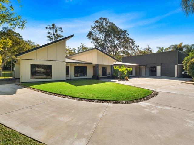 Executive Acreage Luxury Living, Space and Exceptional Versatility
