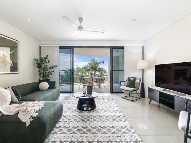 Executive Apartment In Prized Location On The Esplanade!