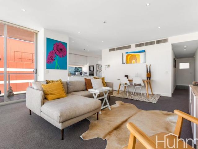 Executive Apartment with Level 16 views!
