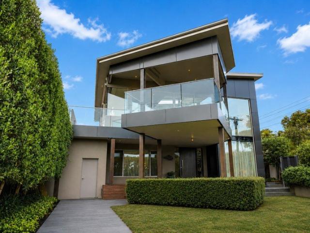 EXECUTIVE BEACHFRONT HOME WITH EXCEPTIONAL BAY VIEWS