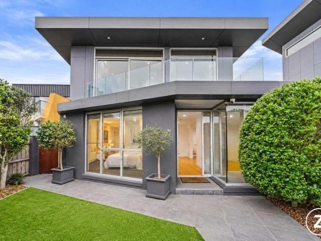 Executive Beachside Luxury with Uninterrupted Bay Views