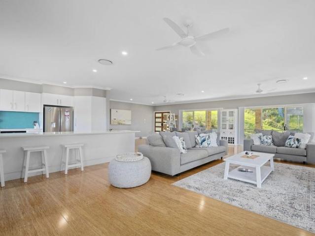 KORORA | EXECUTIVE FAMILY RETREAT WITH OCEAN & HINTERLAND VIEWS