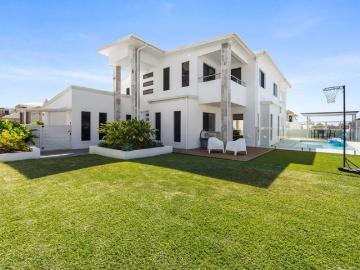 Executive Family Home in Wellington Point's Golden Triangle!