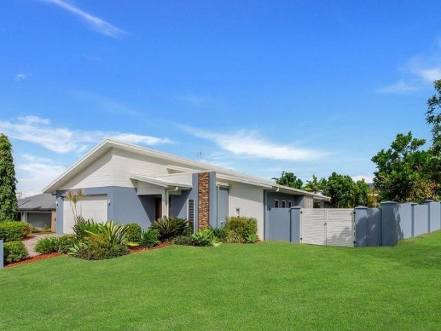 EXECUTIVE FAMILY LIVING WITH POOL, SOLAR AND ENTERTAINER'S PATIO