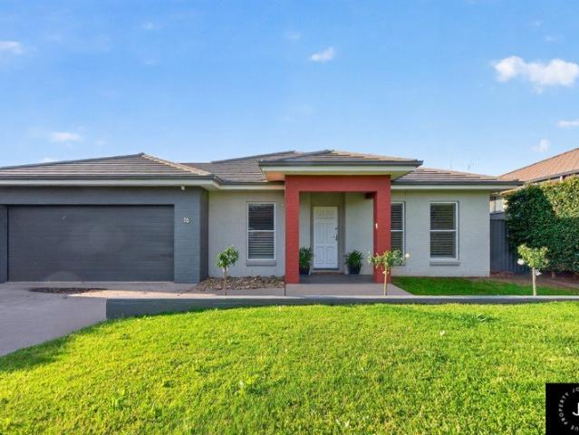 Executive Family Living in Mornington Estate!