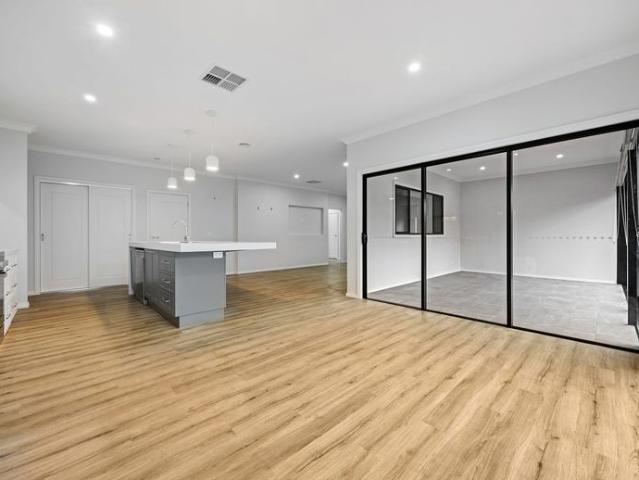 EXECUTIVE FAMILY LIVING IN PRIME LUCAS LOCATION