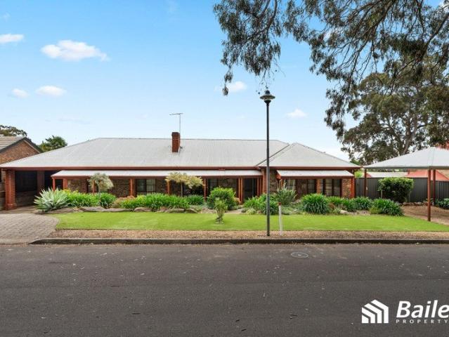 Executive Family Residence in a Tranquil Cul de Sac Setting!