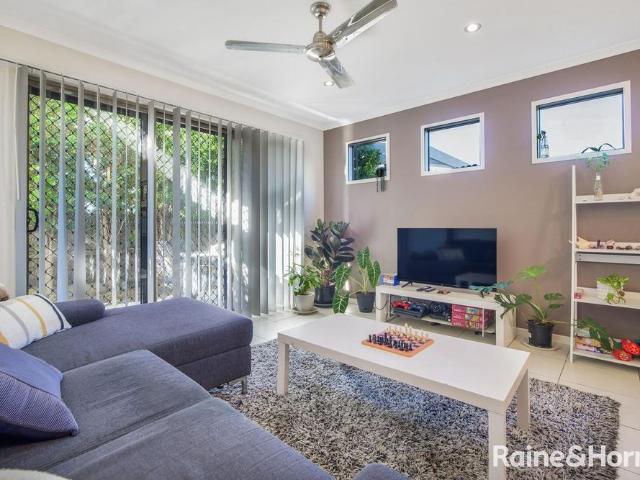 EXECUTIVE FULLY AIR CONDITIONED 3 BEDROOM TOWNHOUSE IN THE HEART OF THE CITY!
