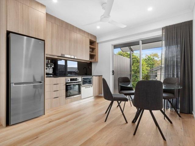Executive, fully furnished luxury apartment moments from amenities