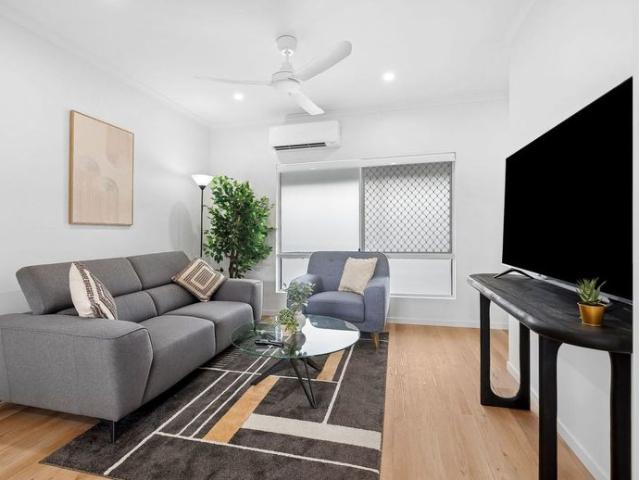 Executive, fully furnished luxury apartment moments from amenities