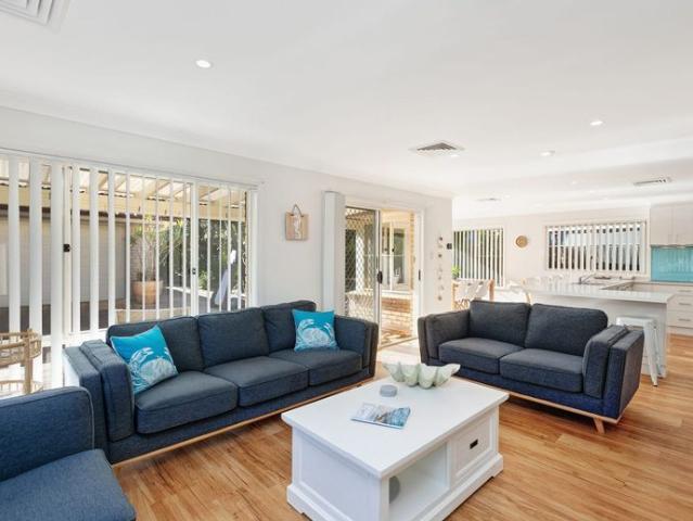 Executive furnished family home 300m from the Beach
