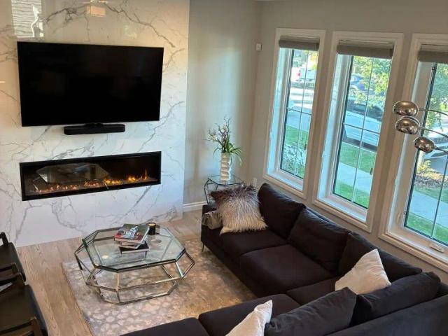 Executive Furnished Home – 3 Bedroom + Den, Double Garage — 3 Bedrooms+ Den Duplex
