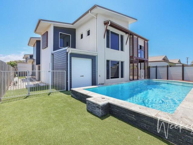 EXECUTIVE KELLY'S BEACH LIVING WITH A POOL!