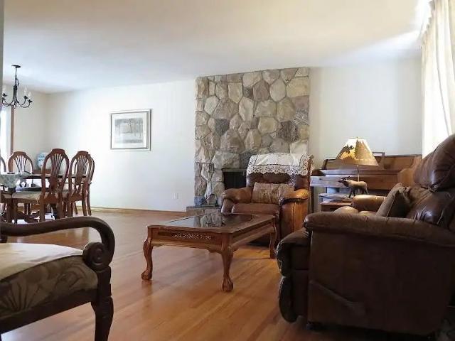 Executive Home facing Varsity Estates Park — 4 Bedrooms+ Den House