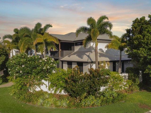 Executive Island Residence with Cinema, Pool & Caravan Parking