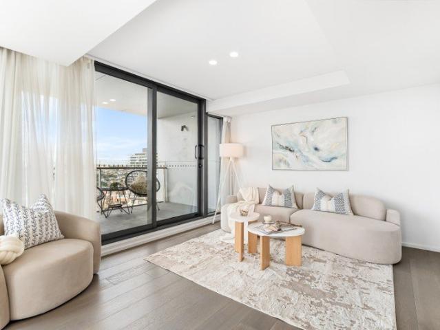 Executive 'Omnia' perfection with world class panoramas