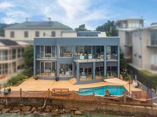 EXECUTIVE LIVING ON THE DOORSTEP OF MORETON BAY
