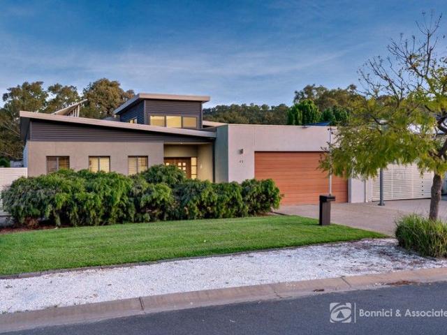 EXECUTIVE LIVING ON THE FAIRWAY A STATEMENT OF MODERN ELEGANCE