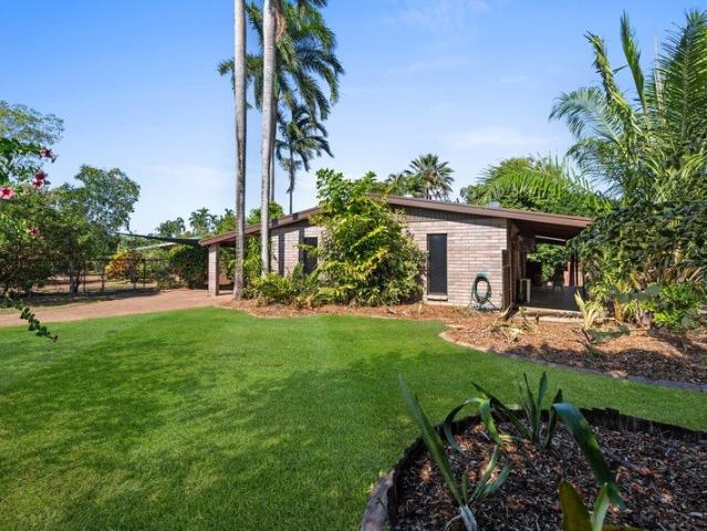 EXECUTIVE LIVING IN A PRESTIGIOUS GOLF COURSE SETTING