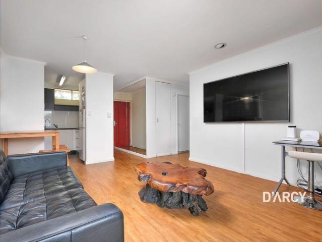 EXECUTIVE LIVING, FURNISHED APARTMENT IN THE HEART OF ASHGROVE