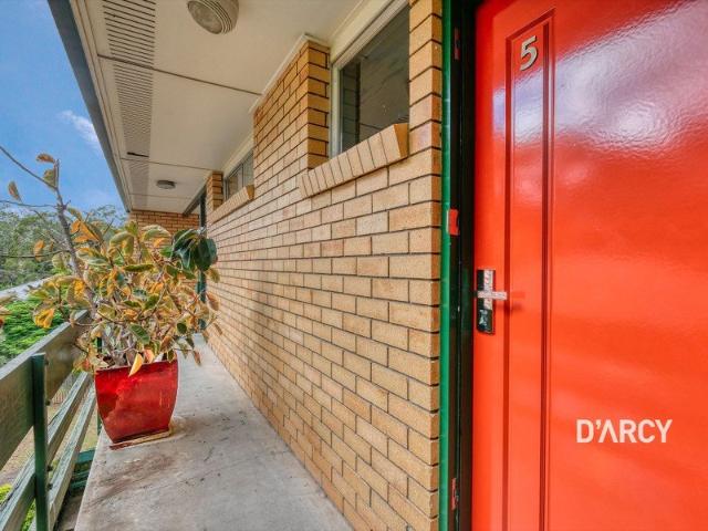EXECUTIVE LIVING, FURNISHED APARTMENT IN THE HEART OF ASHGROVE