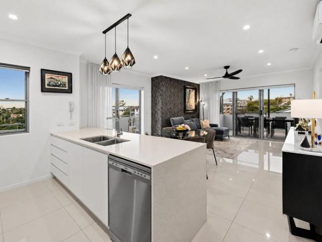 EXECUTIVE LIVING WITH BREATHTAKING CITY VIEWS