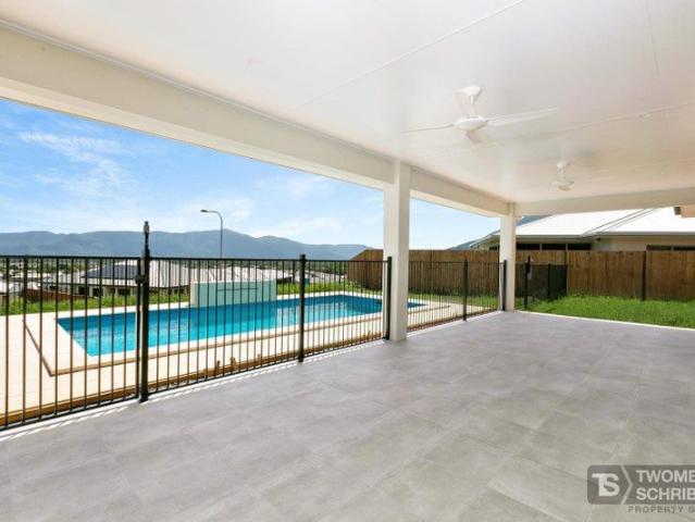 Executive Living With Stunning View And Pool