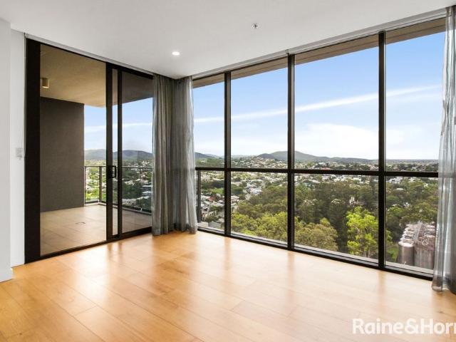 Executive Living with Panoramic Mt Coot tha Views