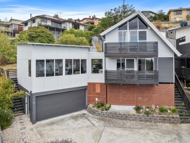 Executive Living with Panoramic Hobart Views Six Month Lease