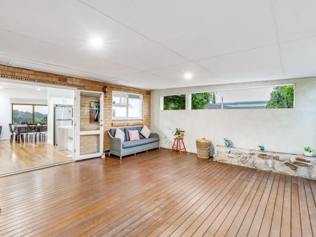 EXECUTIVE MODERN HOME WITH 5 BEDROOMS, & FULLY FENCED SWIMMING POOL
