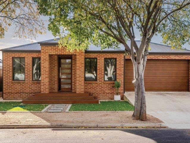 Executive Metricon Built Family Home with Contemporary Comfort & Lifestyle Convenience