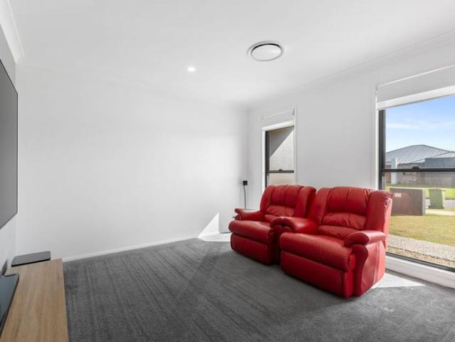 Executive Near New Home with Ducted Air Conditioning