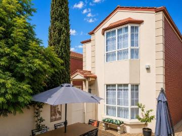 Executive Spacious Townhouse 2km from the CBD