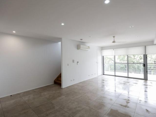 EXECUTIVE STYLE 3 BEDROOM, 2 BATHROOM APARTMENT LOW MAINTENANCE IN CENTRE OF TOWN