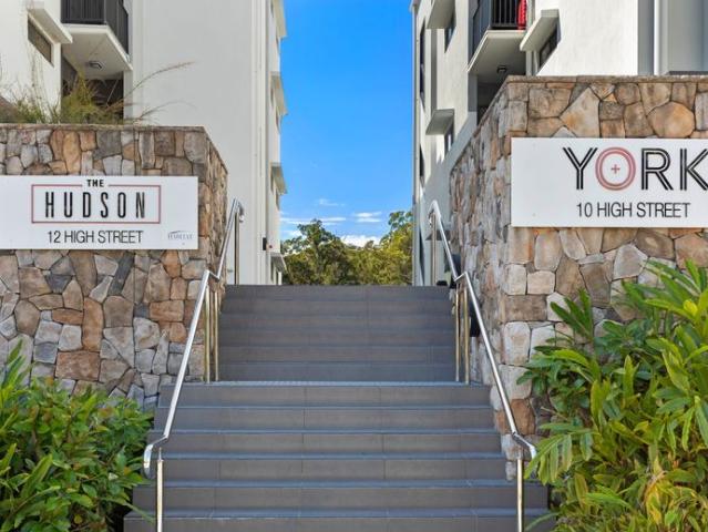 EXECUTIVE STYLE 2ND FLOOR 2 BEDROOM APARTMENT