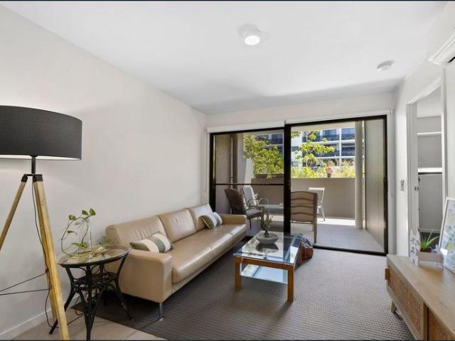 EXECUTIVE STYLE 2ND FLOOR 2 BEDROOM APARTMENT