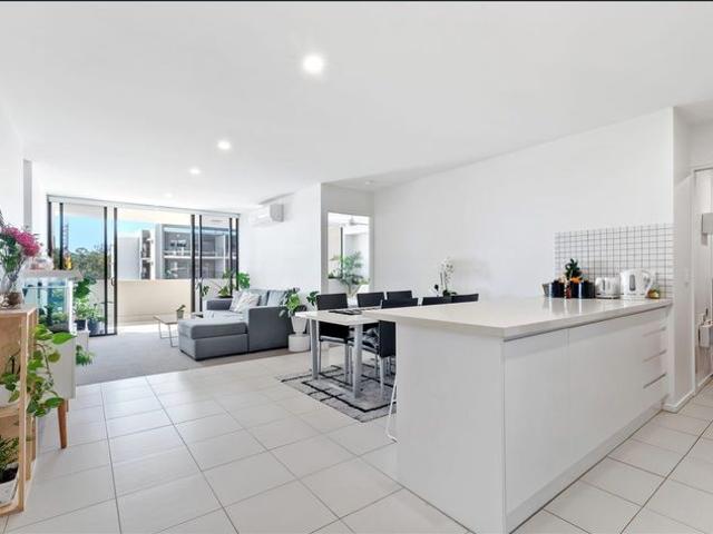EXECUTIVE STYLE 5TH FLOOR 3 BEDROOM APARTMENT PARTLY FURNISHED