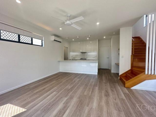 EXECUTIVE STYLE TOWNHOME!