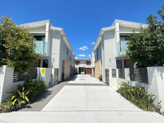 EXECUTIVE STYLE TOWNHOME!