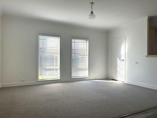Executive Style Townhouse in Prime West Albury Location