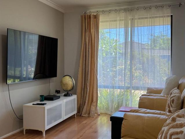 Executive Stay 3 12months: Walk to Everything Uni Hospital Train Shops – Fully Furnished Equiped 3BR, Solar, EV, 65 TV & Fast WiFi Lovely Garden