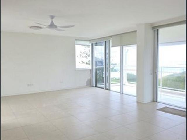 Executive Penthouse Living on the Moffat Beach Headland