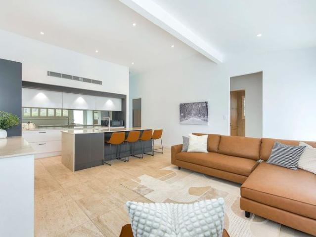 EXECUTIVE & PRIVATE ROOM IN THE HEART OF SOUTH BRISBANE