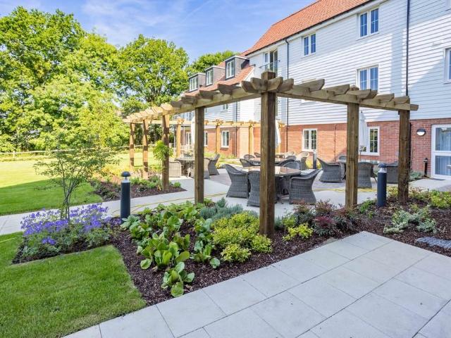 Executive Retirement Apartment In. 2 bed apartment to rent £2,000 pcm £462 pw