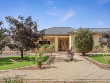 Executive Residence Close to Town