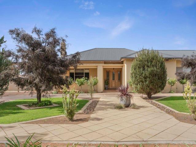 Executive Residence Close to Town