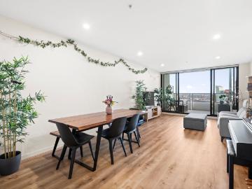 Executive Waterfront Living with Spectacular Harbour, City & Bay Views