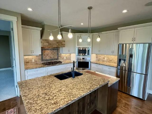 Executive Walkout Bungalow with Loft & Parkside Location in Evergreen