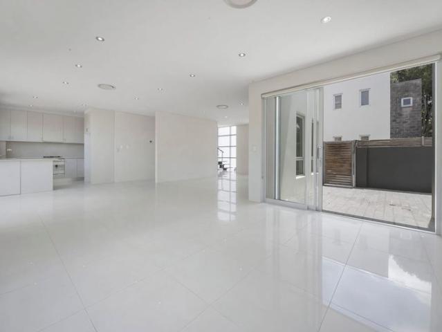 Executive Town House close to MLC school