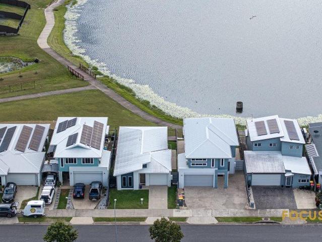 LARGE 4 BED WATERFRONT HOUSE 2 x LIVING AREAS ANDERGROVE LAKES